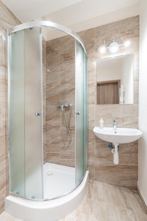 Studio Brand New Apartment #28 In New Building With Free Parking In City Center Prag Exteriör bild